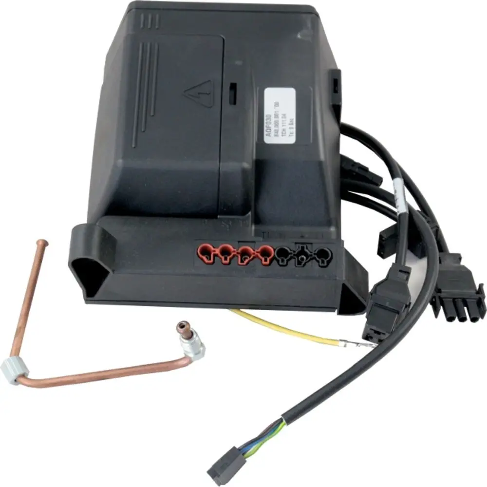 Wolf Nachrüstset mit elektrischen Anschlüssen und einer Kupferleitung, verwendet für spezifische Brennersysteme. Schnittstellen und Kabel sind sichtbar.